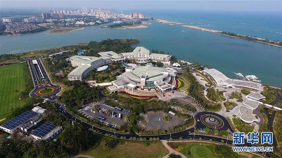  位于海南省瓊海市博鰲鎮(zhèn)的博鰲亞洲論壇國(guó)際會(huì)議中心（2018年3月22日無人機(jī)拍攝）。新華社記者 郭程 攝