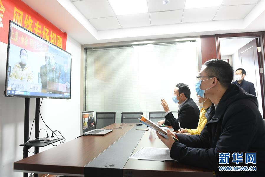 （新華全媒頭條·圖文互動）（18）從人民中汲取磅礴力量——習(xí)近平總書記同出席2020年全國兩會人大代表、政協(xié)委員共商國是紀(jì)實