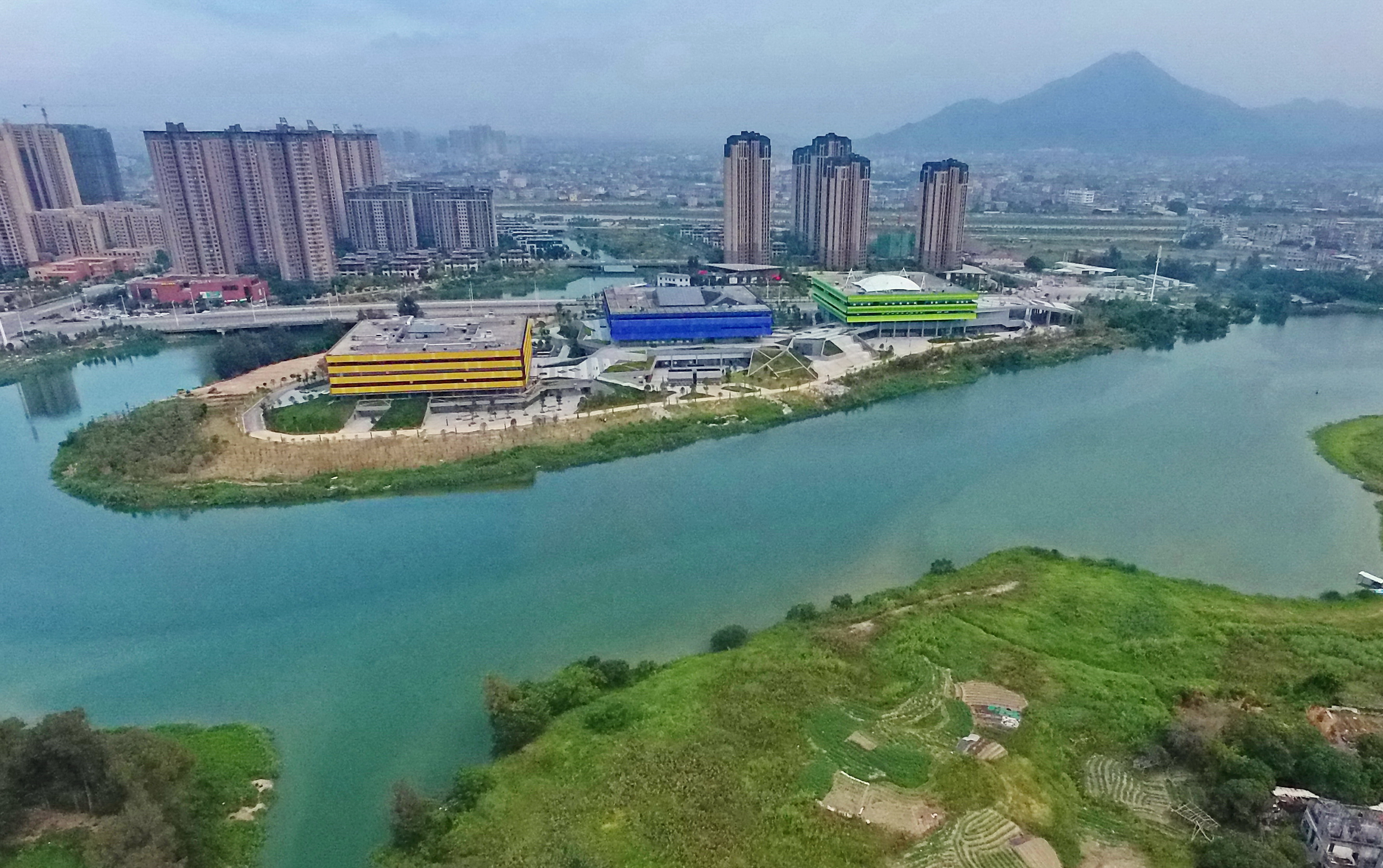 這是利用木蘭溪流域舊河道開挖成的人工湖——玉湖。當(dāng)?shù)卦诖私Y(jié)合周邊公共綠地，建設(shè)公共建筑，實(shí)現(xiàn)了現(xiàn)代建筑與自然景觀渾然一體。
