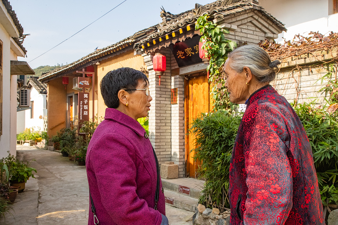 中國鄉(xiāng)村旅游新殺出一匹“黑馬”，人們都往這跑，深秋旅游真火爆