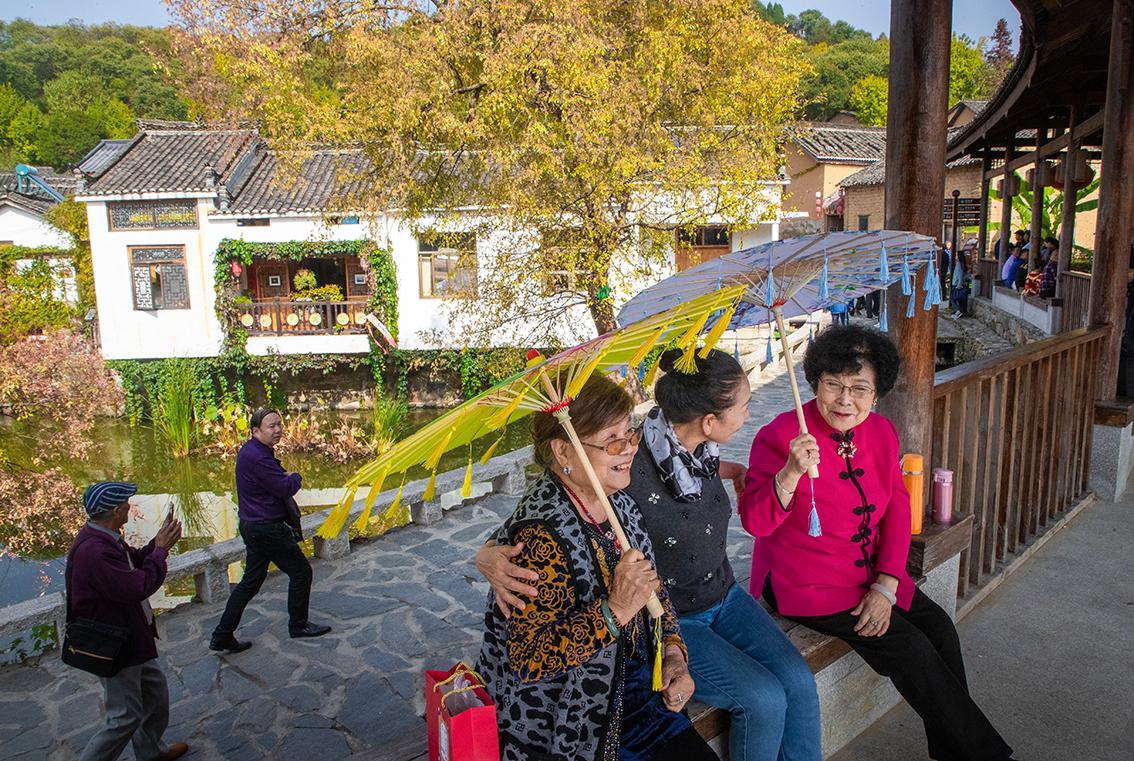 中國鄉(xiāng)村旅游新殺出一匹“黑馬”，人們都往這跑，深秋旅游真火爆