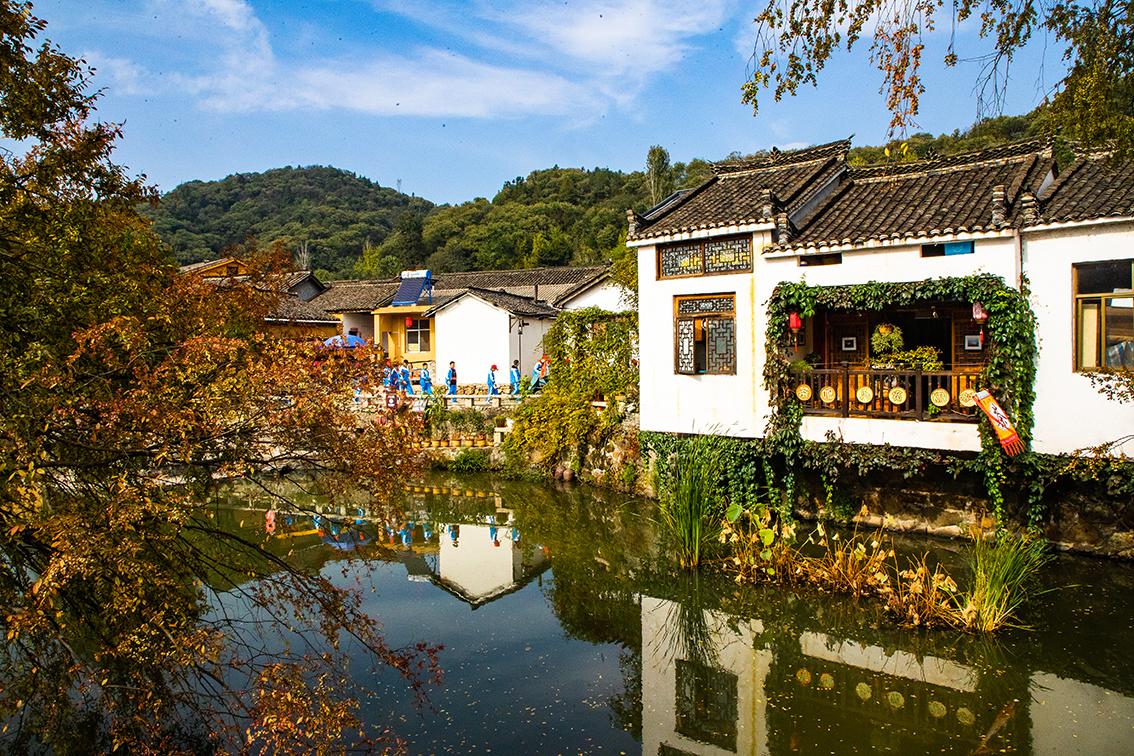 中國鄉(xiāng)村旅游新殺出一匹“黑馬”，人們都往這跑，深秋旅游真火爆