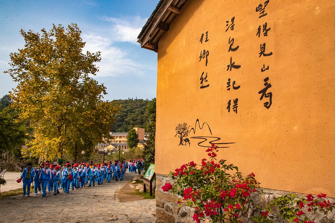 中國鄉(xiāng)村旅游新殺出一匹“黑馬”，人們都往這跑，深秋旅游真火爆