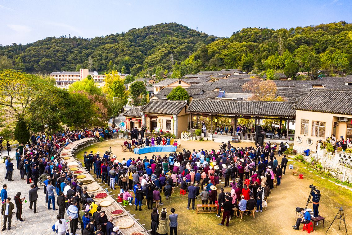 中國鄉(xiāng)村旅游新殺出一匹“黑馬”，人們都往這跑，深秋旅游真火爆