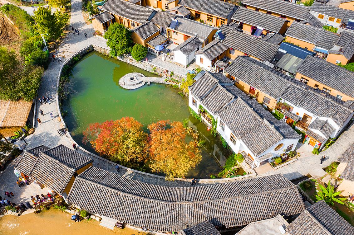 中國鄉(xiāng)村旅游新殺出一匹“黑馬”，人們都往這跑，深秋旅游真火爆