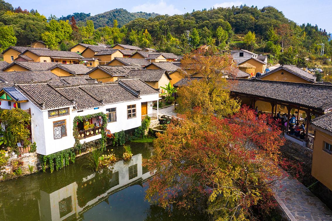 中國鄉(xiāng)村旅游新殺出一匹“黑馬”，人們都往這跑，深秋旅游真火爆