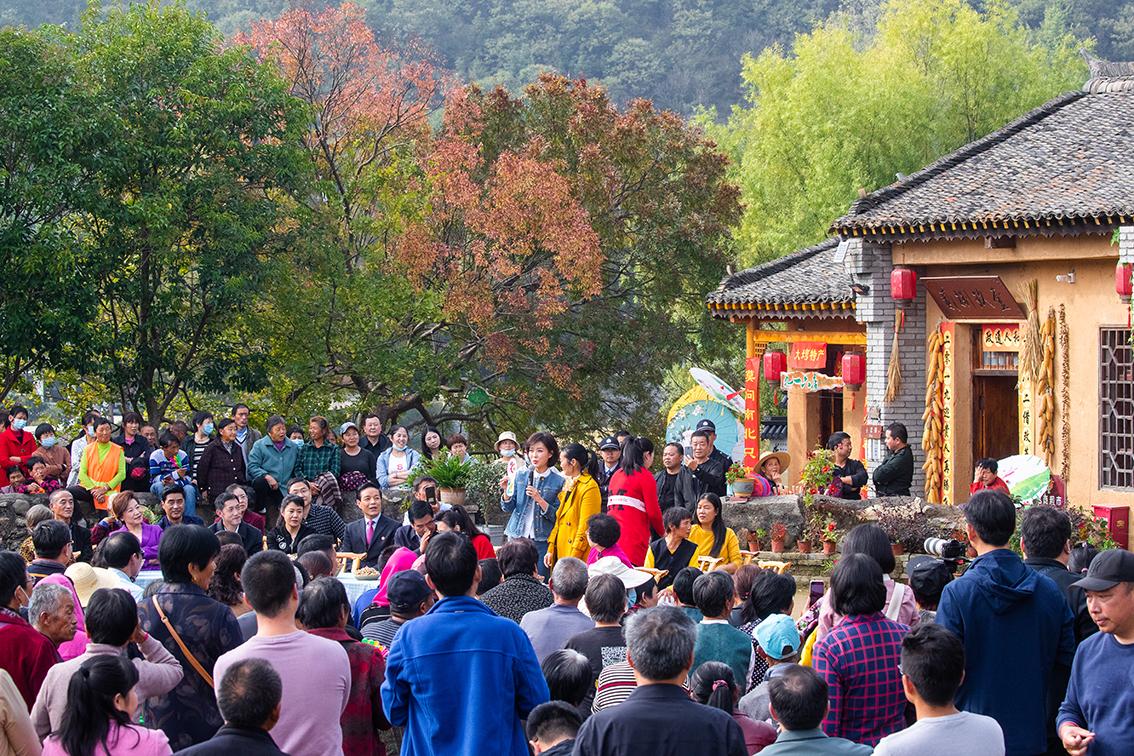 中國鄉(xiāng)村旅游新殺出一匹“黑馬”，人們都往這跑，深秋旅游真火爆