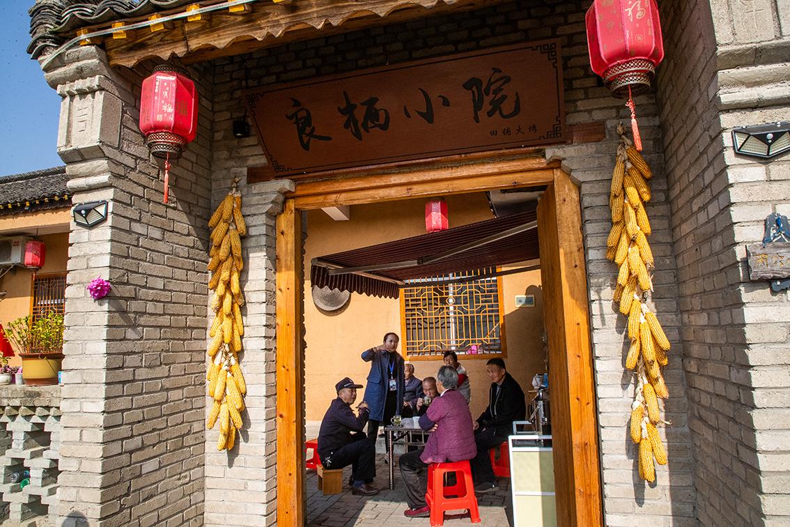 中國鄉(xiāng)村旅游新殺出一匹“黑馬”，人們都往這跑，深秋旅游真火爆