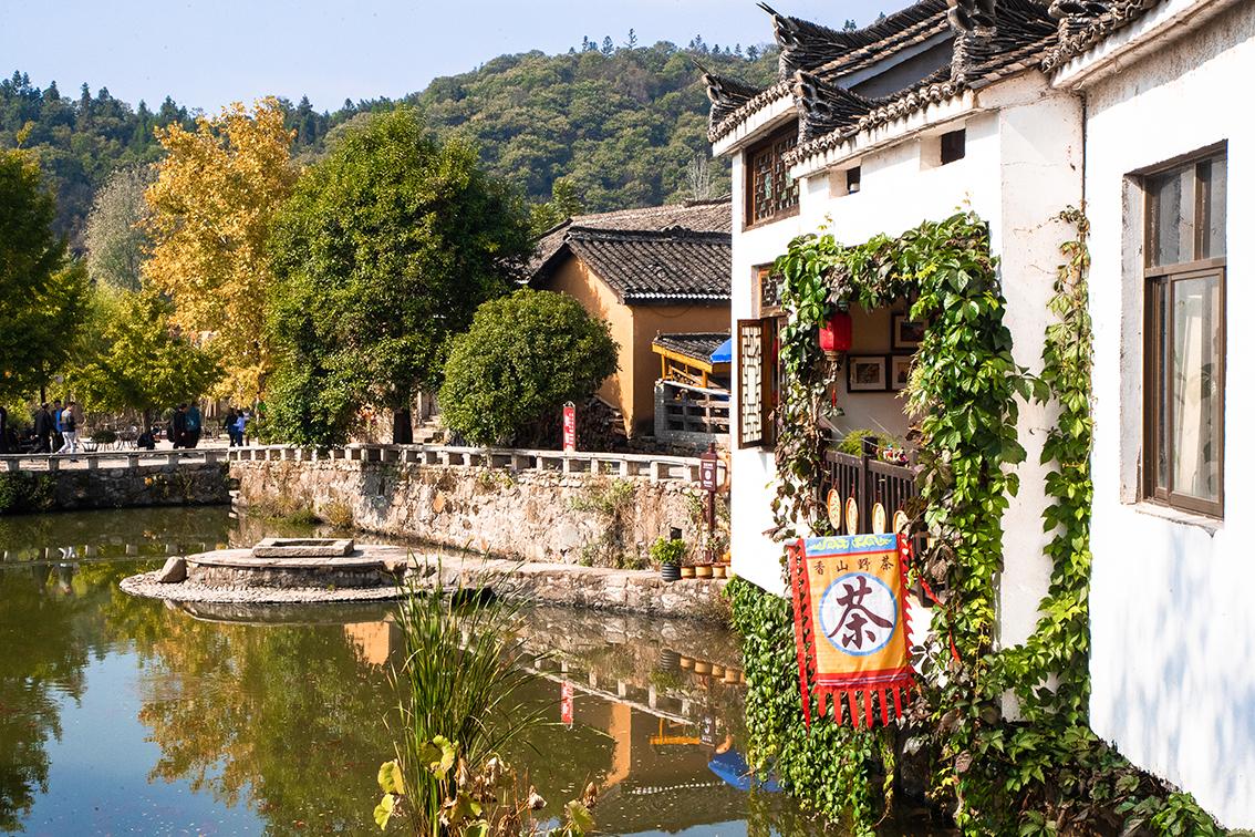 中國鄉(xiāng)村旅游新殺出一匹“黑馬”，人們都往這跑，深秋旅游真火爆