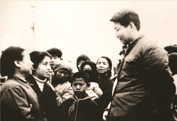 1983年，時任中共正定縣委書記的習(xí)近平同群眾交談。