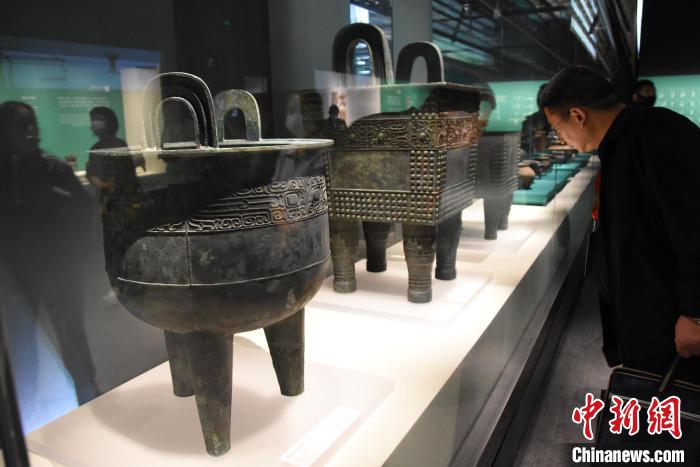 圖為商代青銅鼎(復(fù)制品)。　王宇 攝