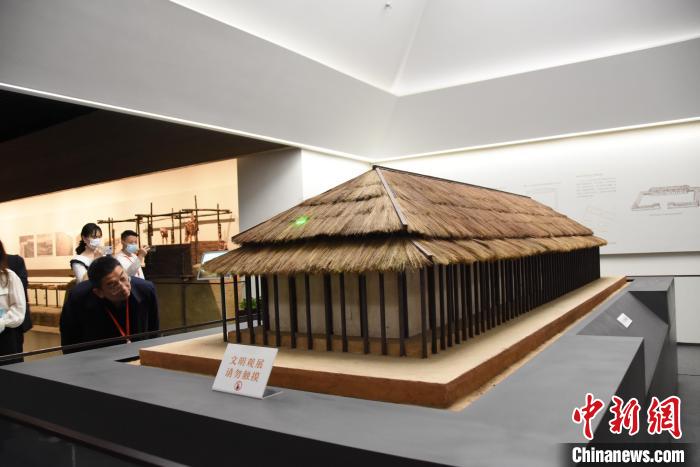 圖為商代宮殿復(fù)原模型?！⊥跤?攝