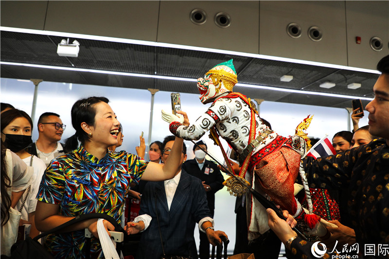 在迎接儀式中，泰國(guó)機(jī)場(chǎng)工作人員與中國(guó)游客友好互動(dòng)。人民網(wǎng)記者 白元琪攝。