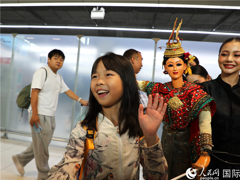 在迎接儀式中，泰國(guó)機(jī)場(chǎng)工作人員與中國(guó)游客友好互動(dòng)。人民網(wǎng)記者 白元琪攝。