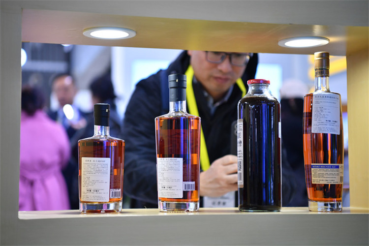 11月16日，觀眾在第七屆絲博會上參觀阿塞拜疆展位上的酒水產(chǎn)品。新華社記者 邵瑞 攝