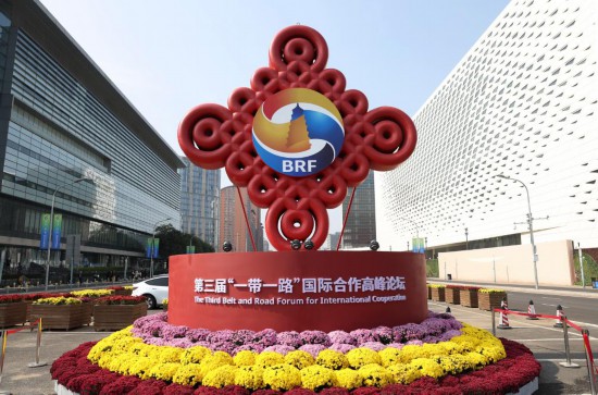 這是2023年10月17日在北京國家會(huì)議中心附近拍攝的“一帶一路”國際合作高峰論壇景觀布置。新華社記者 陳斌 攝