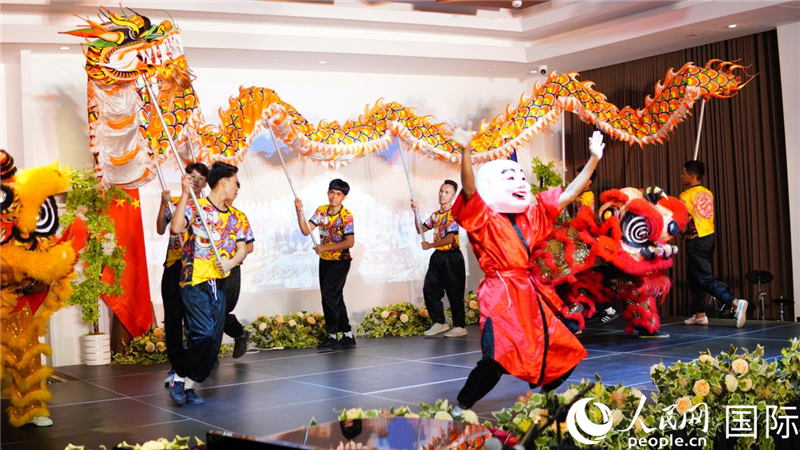在菲留學(xué)生通過舞龍舞獅表演呈現(xiàn)中華優(yōu)秀傳統(tǒng)文化魅力。人民網(wǎng)記者樊帆 攝