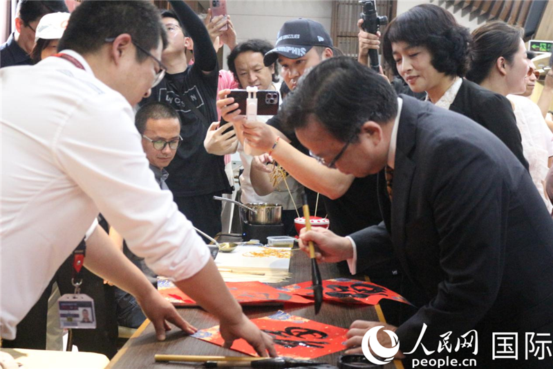 中國駐菲律賓大使黃溪連出席活動并與留菲學(xué)子共迎新春。人民網(wǎng)記者樊帆 攝