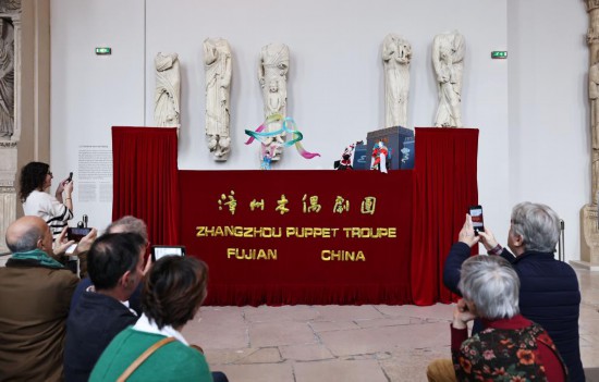 2月10日，在位于法國巴黎埃菲爾鐵塔附近的“建筑與遺產(chǎn)之城”博物館，觀眾欣賞漳州布袋木偶戲。新華社記者高靜攝