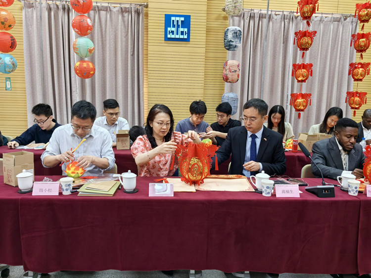 燈籠文化交流活動現(xiàn)場。中建國際中西非公司供圖