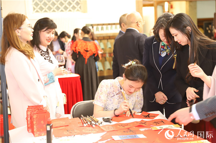 現(xiàn)場書法體驗(yàn)。人民網(wǎng)記者 霍文攝