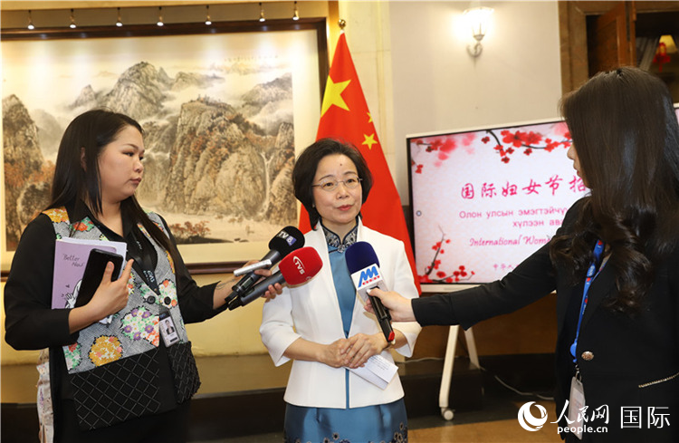 沈大使接受蒙古媒體采訪。人民網(wǎng)記者 霍文攝