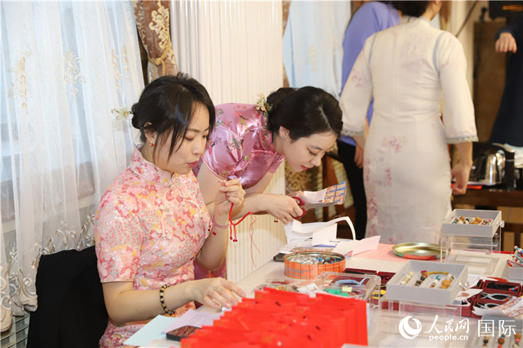 孔院教師展示剪紙。人民網(wǎng)記者 霍文攝