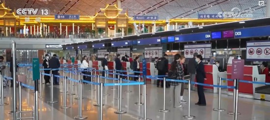 在首都機場，隨著國際直航航班的增加，旅客出行也更加便捷。