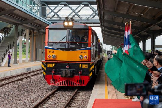   7月20日，首趟老撾泰國跨境鐵路客運(yùn)列車抵達(dá)老撾萬象坎薩瓦站。新華社發(fā)（凱喬攝）