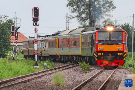   7月20日，首趟老撾泰國跨境鐵路客運(yùn)列車抵達(dá)老撾萬象坎薩瓦站。新華社發(fā)（凱喬攝）