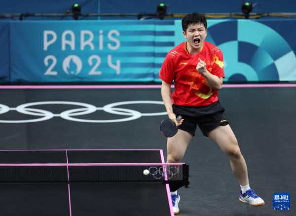 北京時間8月4日，在巴黎奧運會乒乓球男單決賽中，中國選手樊振東4比1戰(zhàn)勝瑞典選手莫雷高德，奪得金牌。圖為樊振東在比賽中慶祝。新華社記者 劉續(xù) 攝