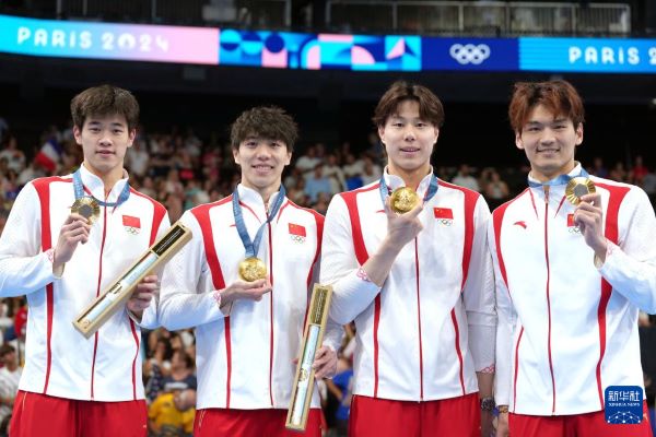 北京時間8月5日，在巴黎奧運會游泳項目男子4x100米混合泳接力決賽中，中國隊以3分27秒46的成績奪得金牌。圖為冠軍中國隊選手徐嘉余、覃海洋、孫佳俊、潘展樂（從右至左）在頒獎儀式上。新華社記者 杜宇 攝