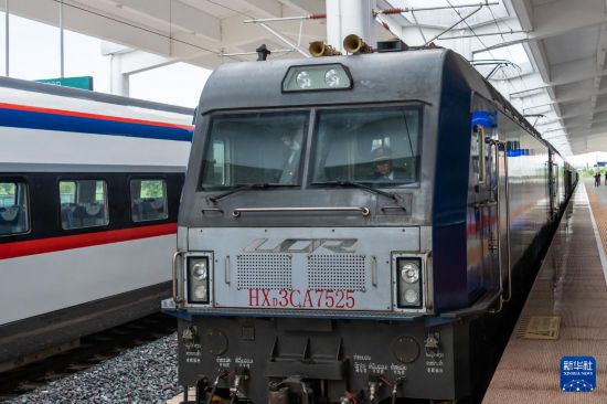 8月5日，由老撾籍火車司機(jī)獨立駕駛的滿載貨物的列車駛出中老鐵路萬象站。新華社發(fā)（凱喬 攝）