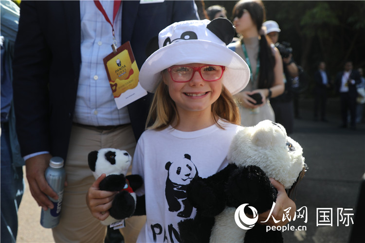 3、當(dāng)天圣迭戈很多市民到動(dòng)物園看大熊貓。 人民網(wǎng)記者 李志偉攝