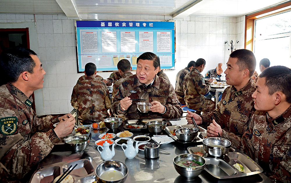2014年1月26日，習(xí)近平主席專程來(lái)到內(nèi)蒙古軍區(qū)邊防某部，親切看望慰問(wèn)戍邊官兵。這是在連隊(duì)食堂，習(xí)近平主席同戰(zhàn)士們一起用餐。